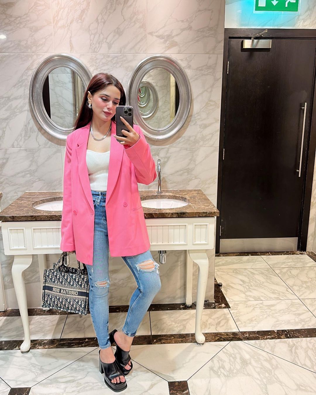 Aima Baig Stuns Fans with Photos From ‘London Nights’, Photos Goes Viral
