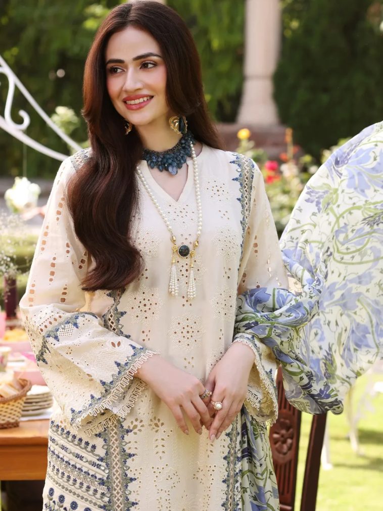Sana Javed Looks Gorgeous in Eid Outfit (Photos)