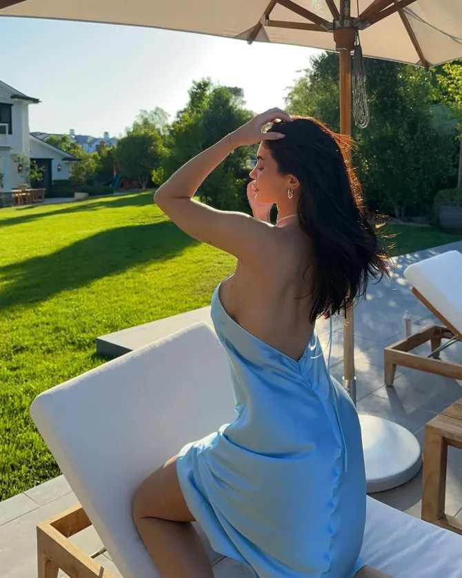 Kylie Jenner Goes Braless And Flaunts Sideboob In Silk Dress 6659